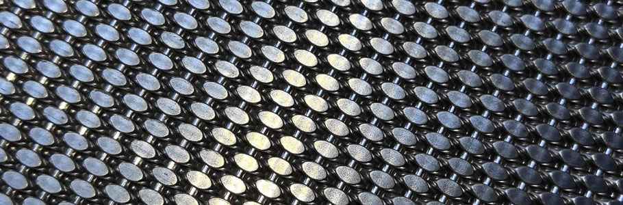 軋花編織鋼絲網(wǎng)圍欄，美觀防攀爬抗沖擊，防護首選